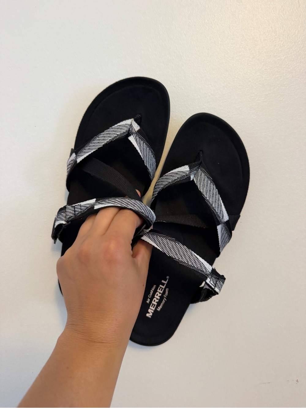 Merrell "Black/White" Pattern Strap Memory Foam Thong Sandals size 7